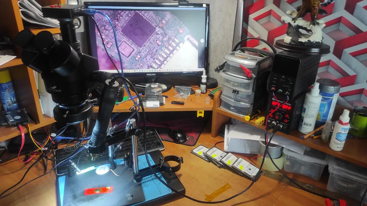 Мощный электронный микроскоп позволяет разглядеть неисправности в платах и головках HDD